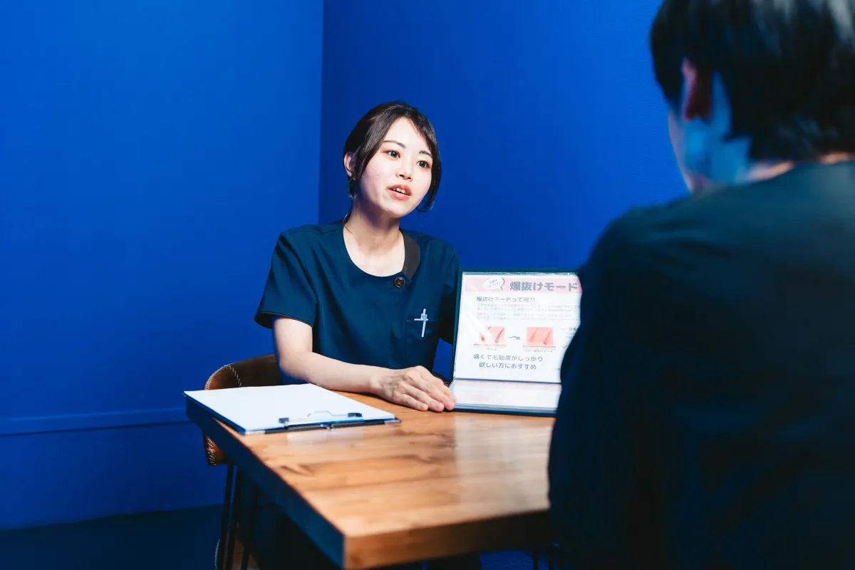 お客様と向き合ってプランを相談する様子
