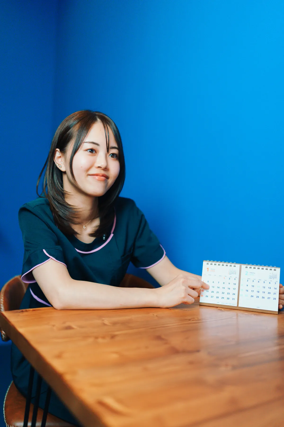 通う間隔をカレンダーで説明する施術者Yuri