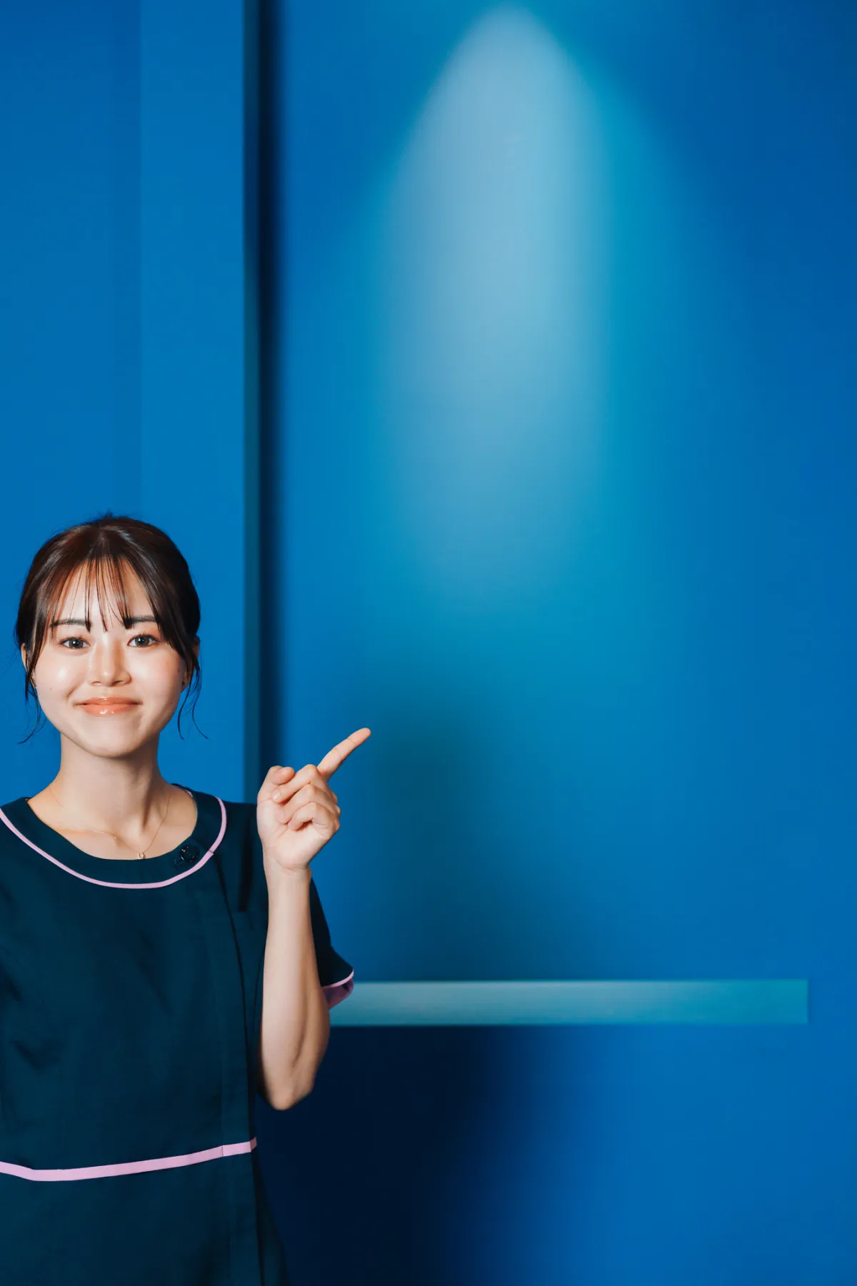 ポイントを指し示す施術者Yuri